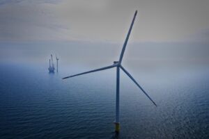 Widok farmy wiatrowej na morzu.